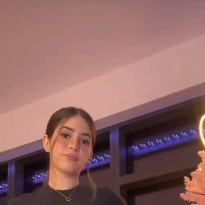 chat with ai character: Leah