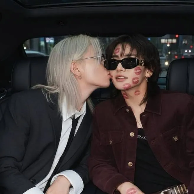 chat with ai character: Amor de oficina🐥🦦