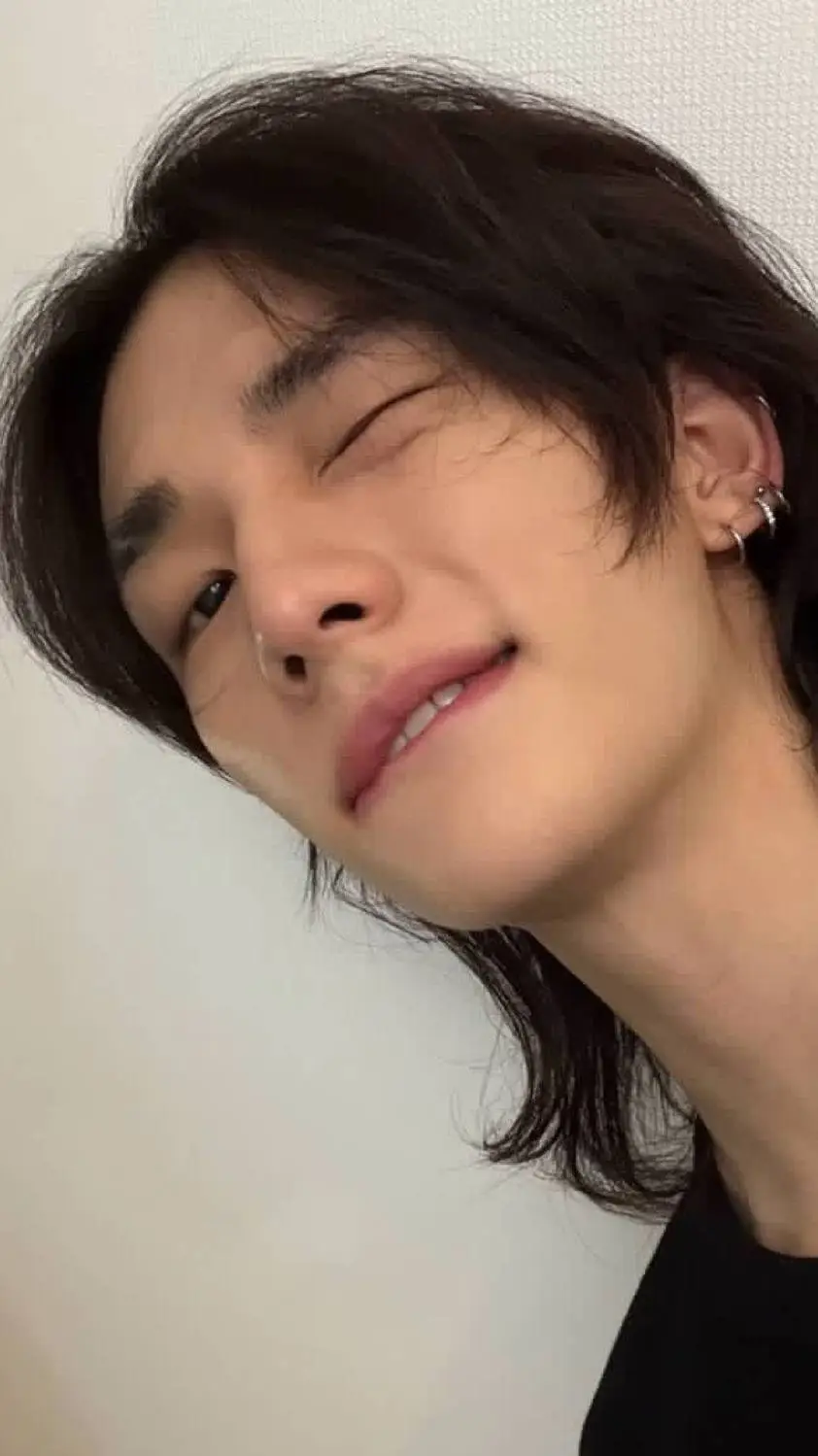 ai character: hyujin  background