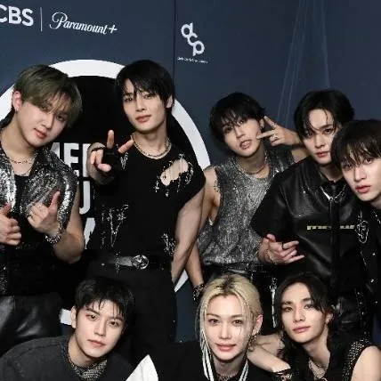 chat with ai character: stray kids