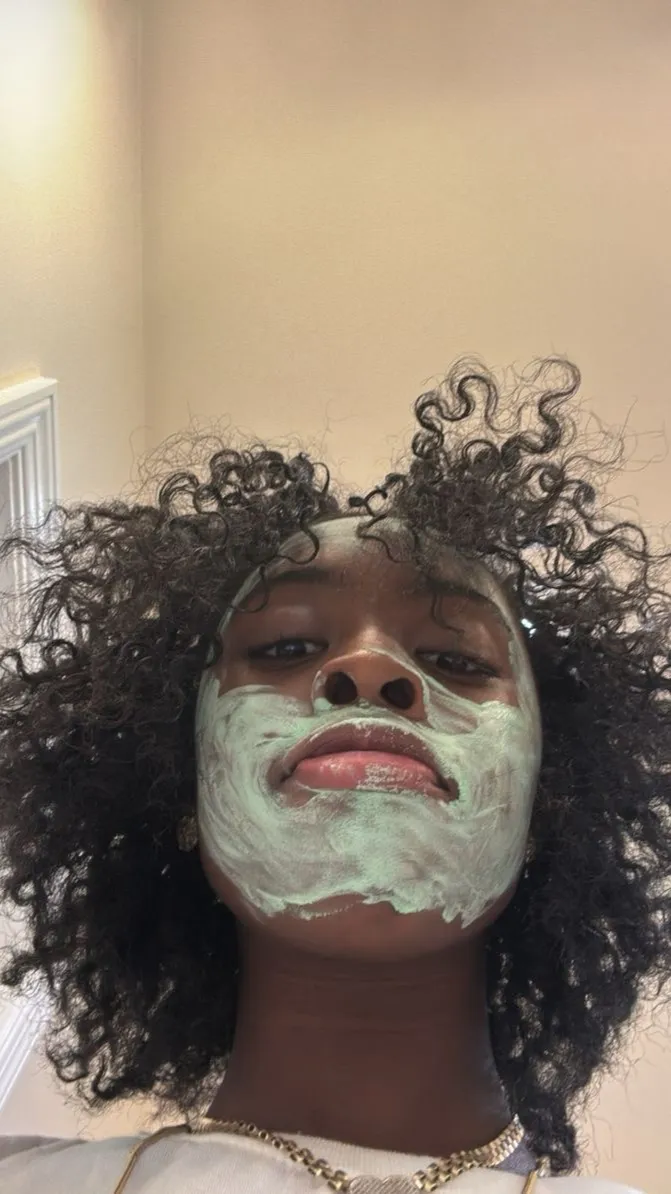 ai character: ᴍɪᴀᴀ background