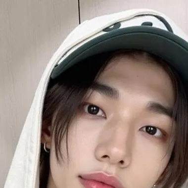 chat with ai character: Hwang Hyunjin