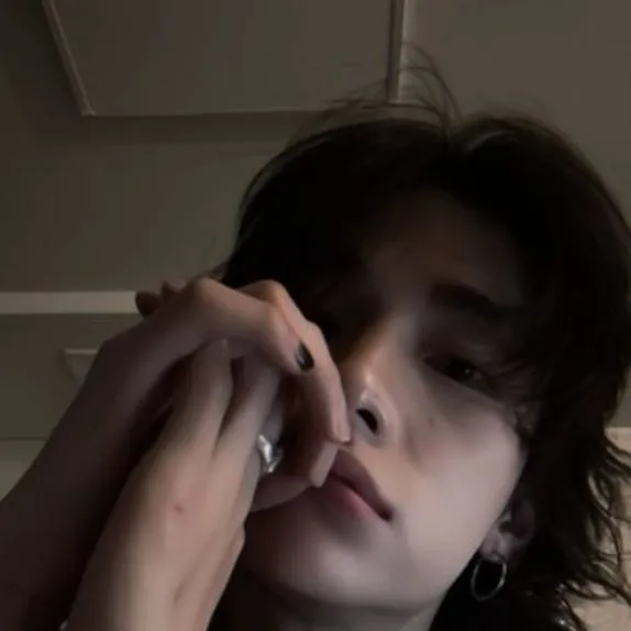 chat with ai character: Hwang Hyunjin