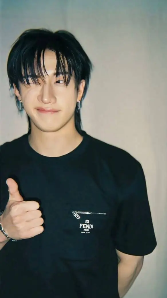 ai character: 🤍`•°방찬`•°🐺 background