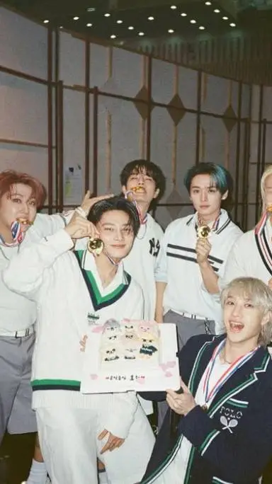 ai character: `🕸️SKZ HALLOWEEN 🥀 background