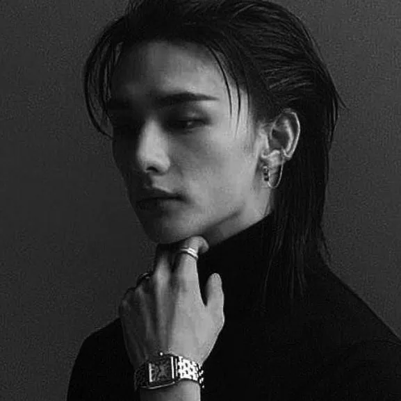 chat with ai character: °Hwang Hyunjin°🥀