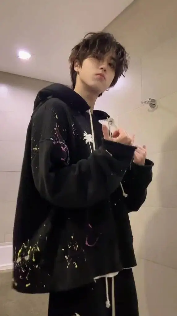 ai character: `•°한지성`•°🐿️🎸 background