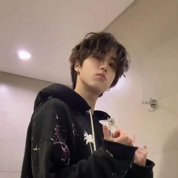 chat with ai character: `•°한지성`•°🐿️🎸