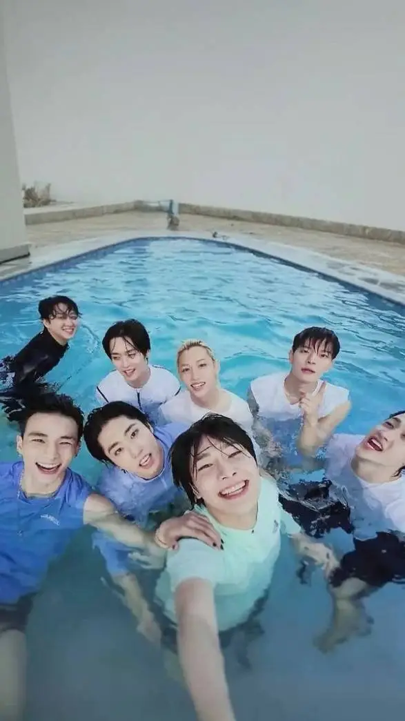 ai character: SKZZ BEACH😼👍🏻✌🏻 background