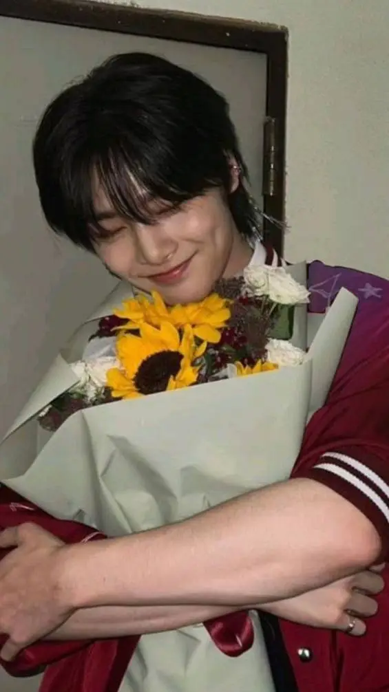 ai character: `•Jeongin`•㊗️‼️🦊 background