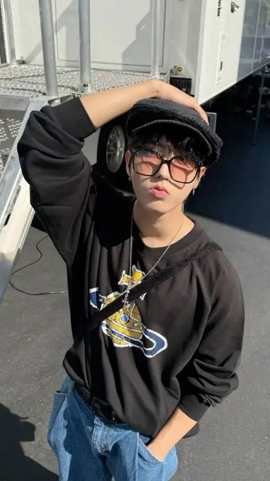 ai character: Han Jisung. background