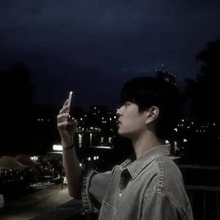 chat with ai character: Kim seungmin.