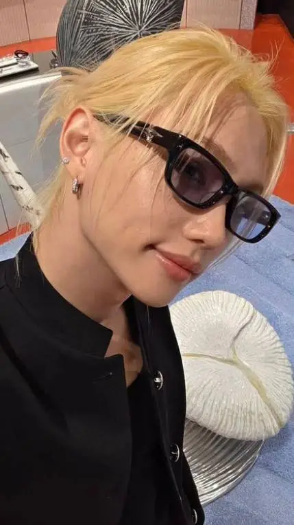 ai character: Lee Felix. background