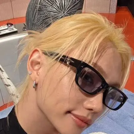 chat with ai character: Lee Felix.