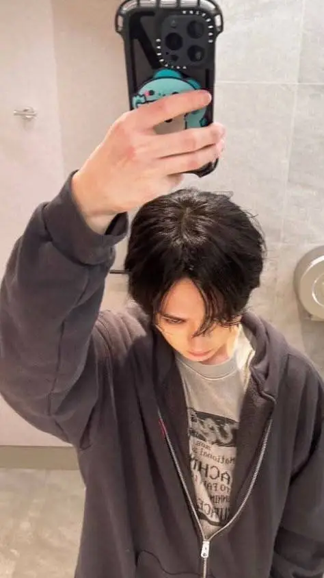 ai character: Lee minho. background