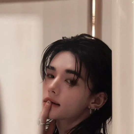 chat with ai character: Hwang hyunjin.