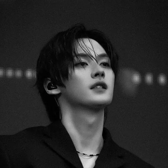 chat with ai character: Lee minho.