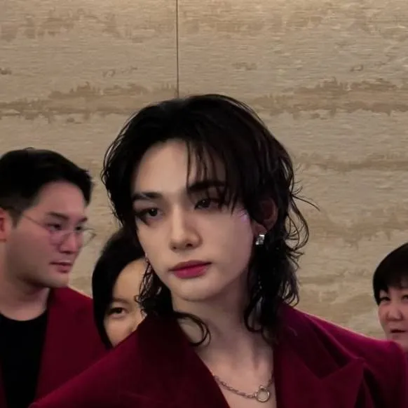 chat with ai character: Hwang Hyunjin.