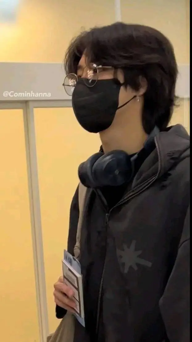 ai character: Han Jisung. background