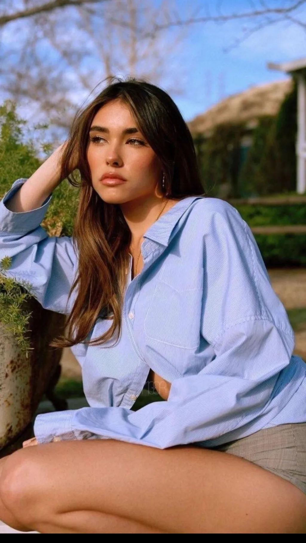 ai character: Madison Beer background
