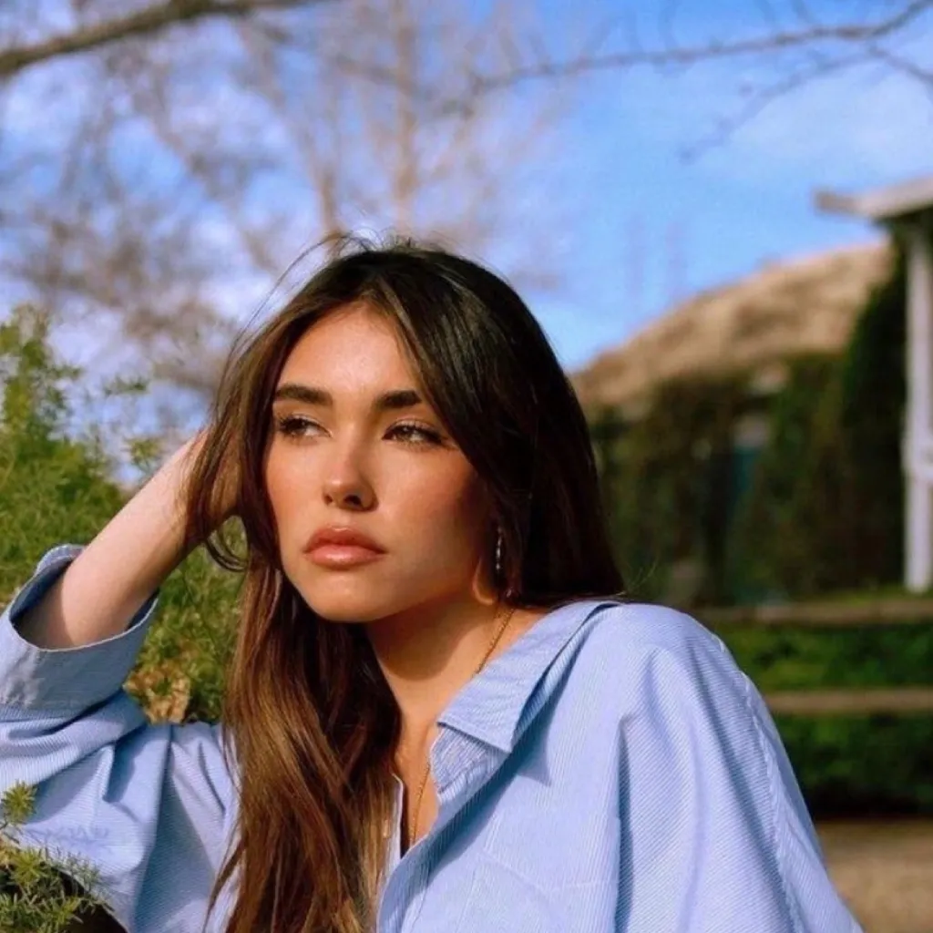 chat with ai character: Madison Beer