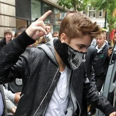chat with ai character: JUSTIN BIEBER 
