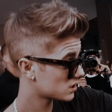 chat with ai character: Justin Bieber 
