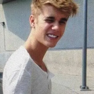 chat with ai character: Justin Bieber 