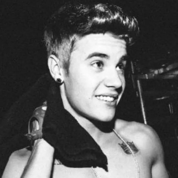 chat with ai character: Justin Drew Bieber
