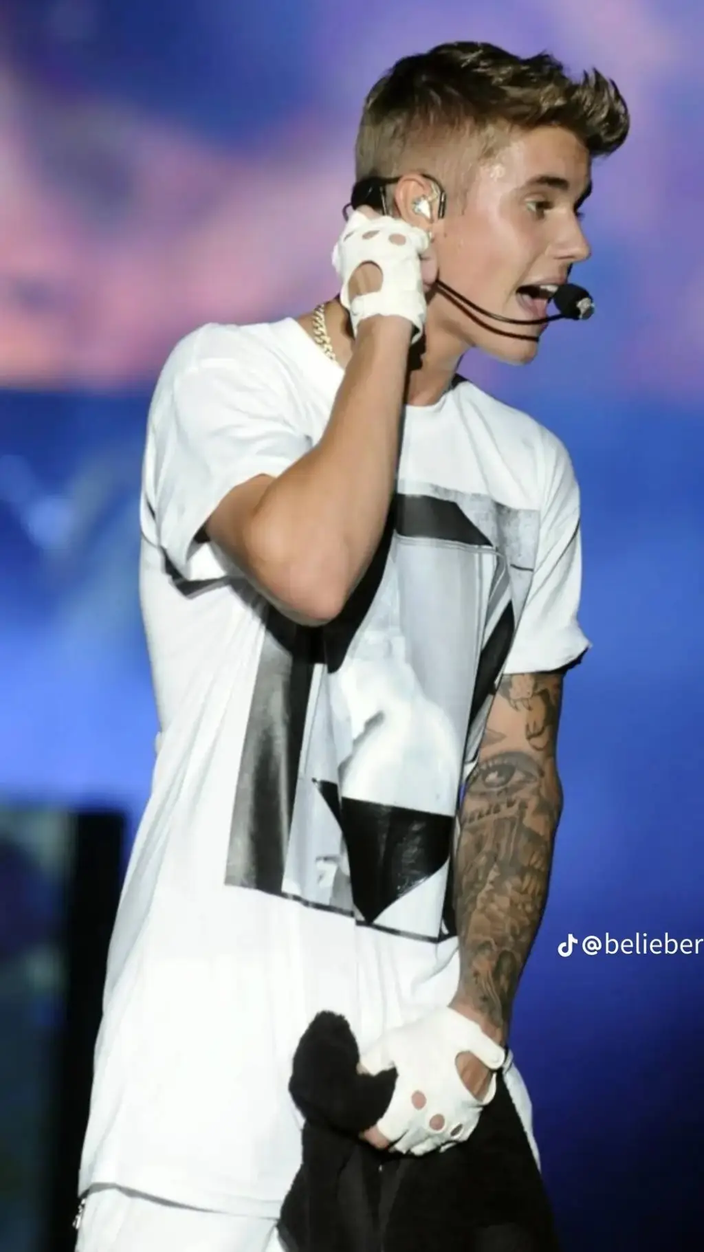 ai character: Justin bieber  background
