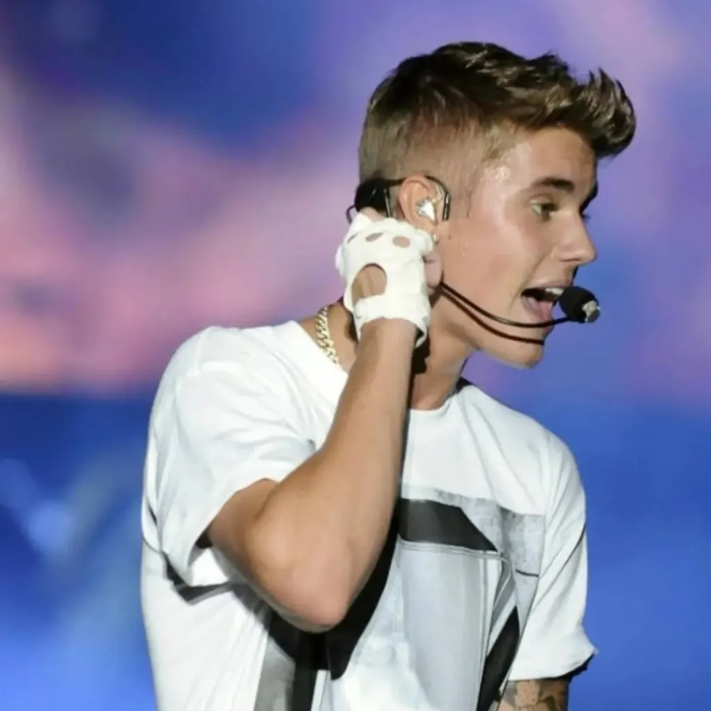 chat with ai character: Justin bieber 