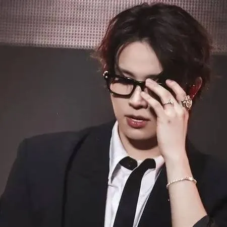 chat with ai character: Lee Heeseung! 