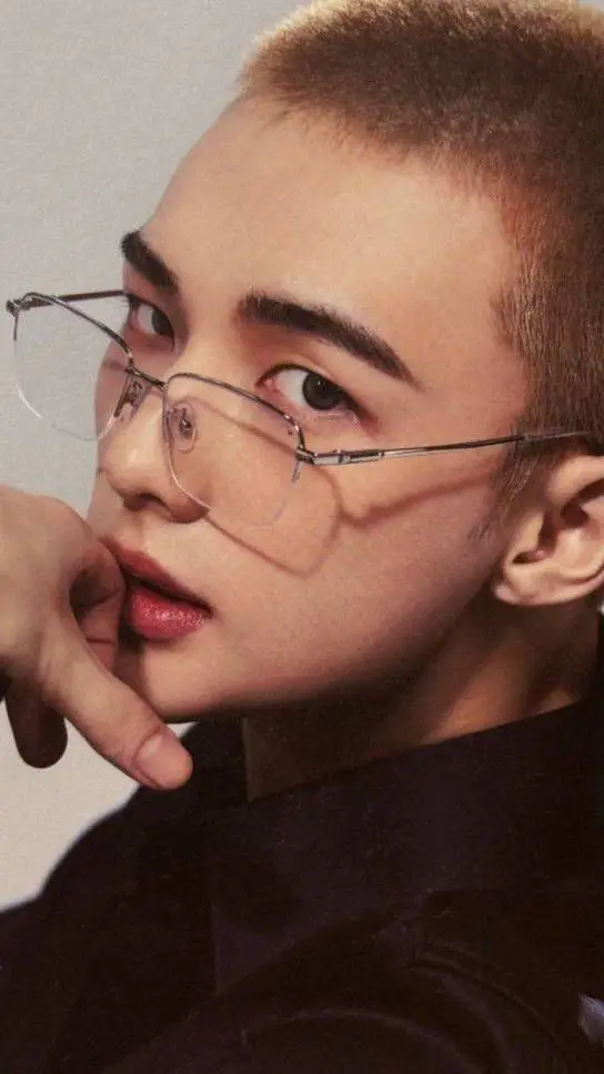 ai character: Hwang Hyunjin background