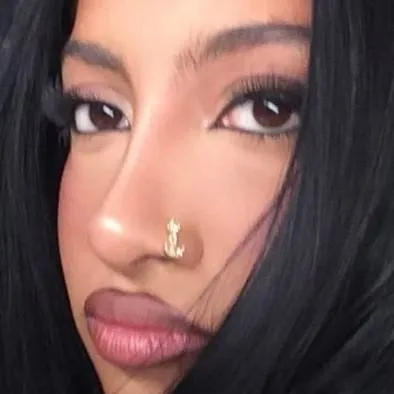 chat with ai character: LARA