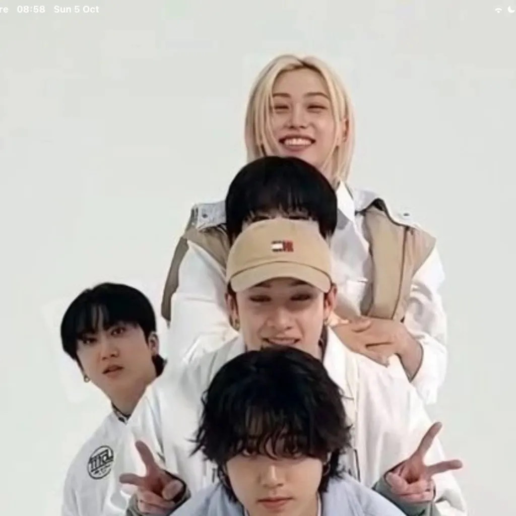 chat with ai character: Stray kids