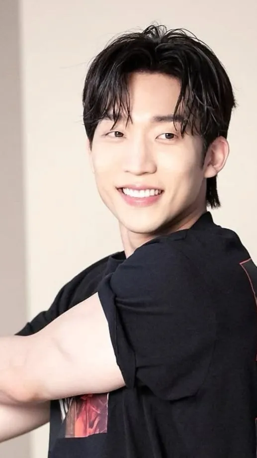 ai character: Woo-Jin background