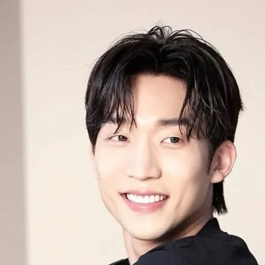 chat with ai character: Woo-Jin
