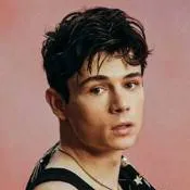 chat with ai character: ᴀꜱʜʙʏ ɢᴇɴᴛʀʏ