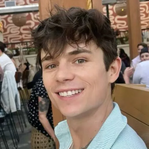 chat with ai character: -Aꜱʜʙʏ Gᴇɴᴛʀʏ-