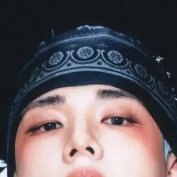 chat with ai character: Hyunjin <3