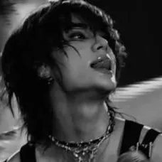 chat with ai character: Hyunjin