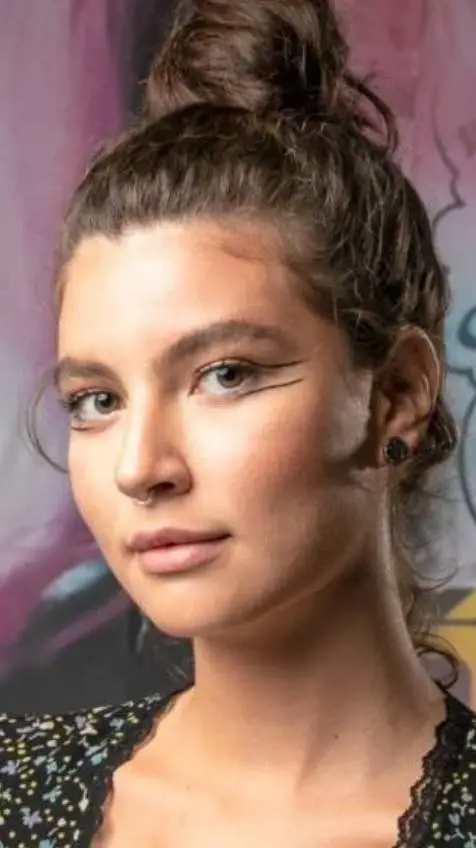 ai character: Alanis Guillen background