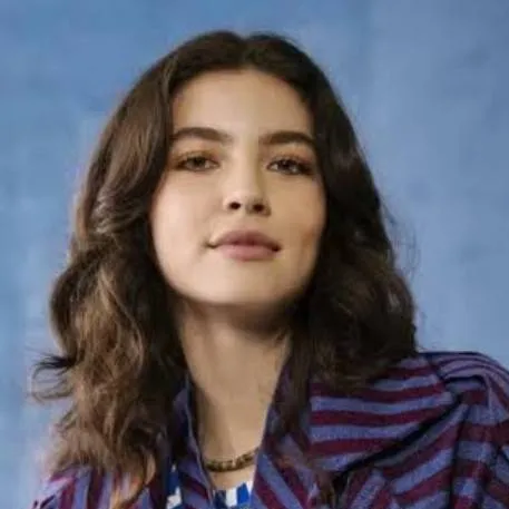 chat with ai character: Lorena