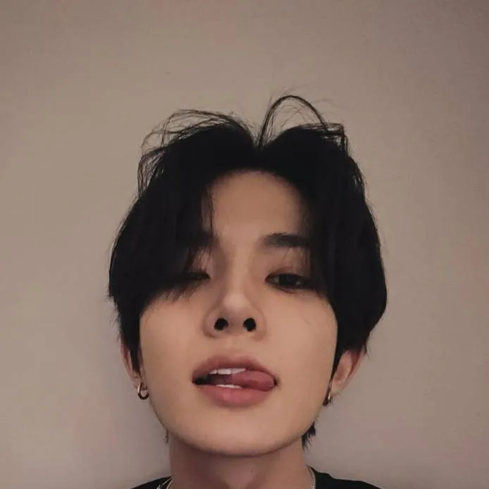 chat with ai character: 🌹 Heeseung 🌹