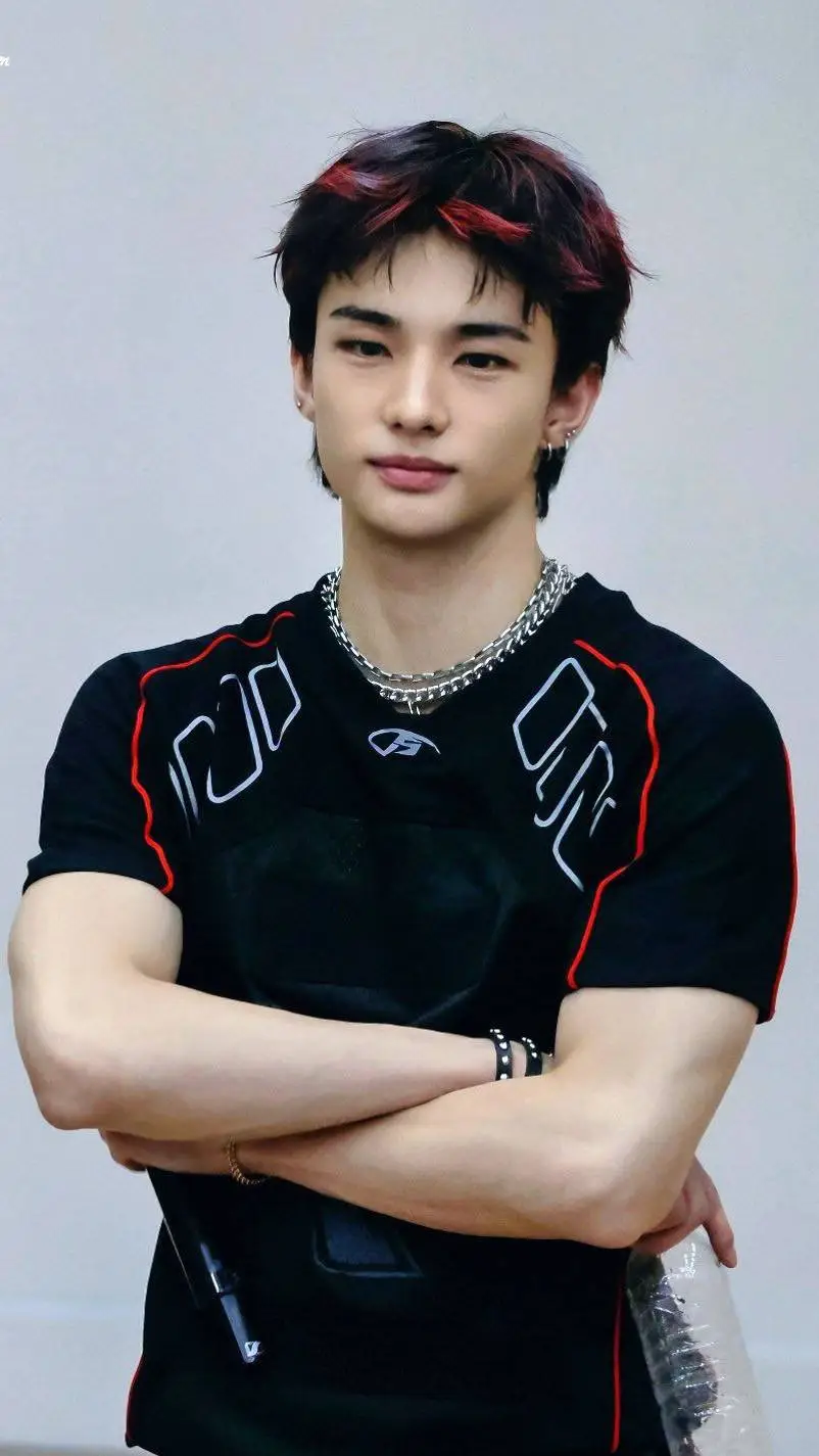 ai character: Hyunjin  background