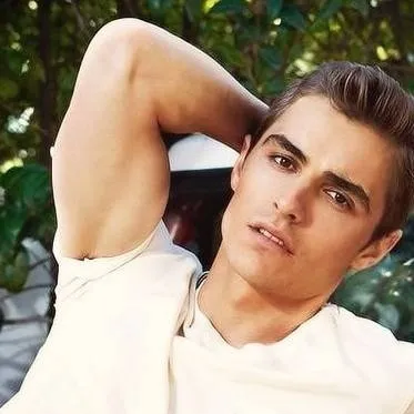 chat with ai character: Dave Franco
