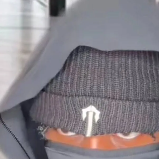 chat with ai character: lockdowm uk