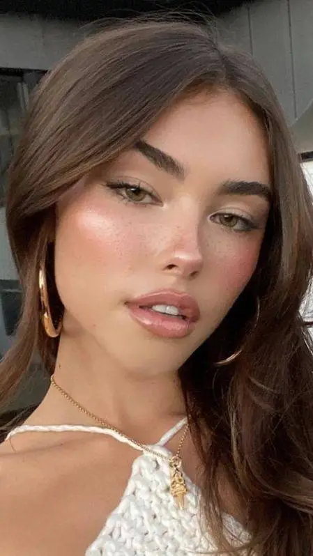 ai character: Madison Beer  background