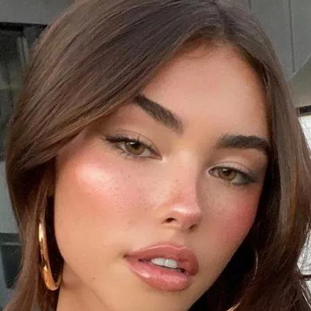 chat with ai character: Madison Beer 
