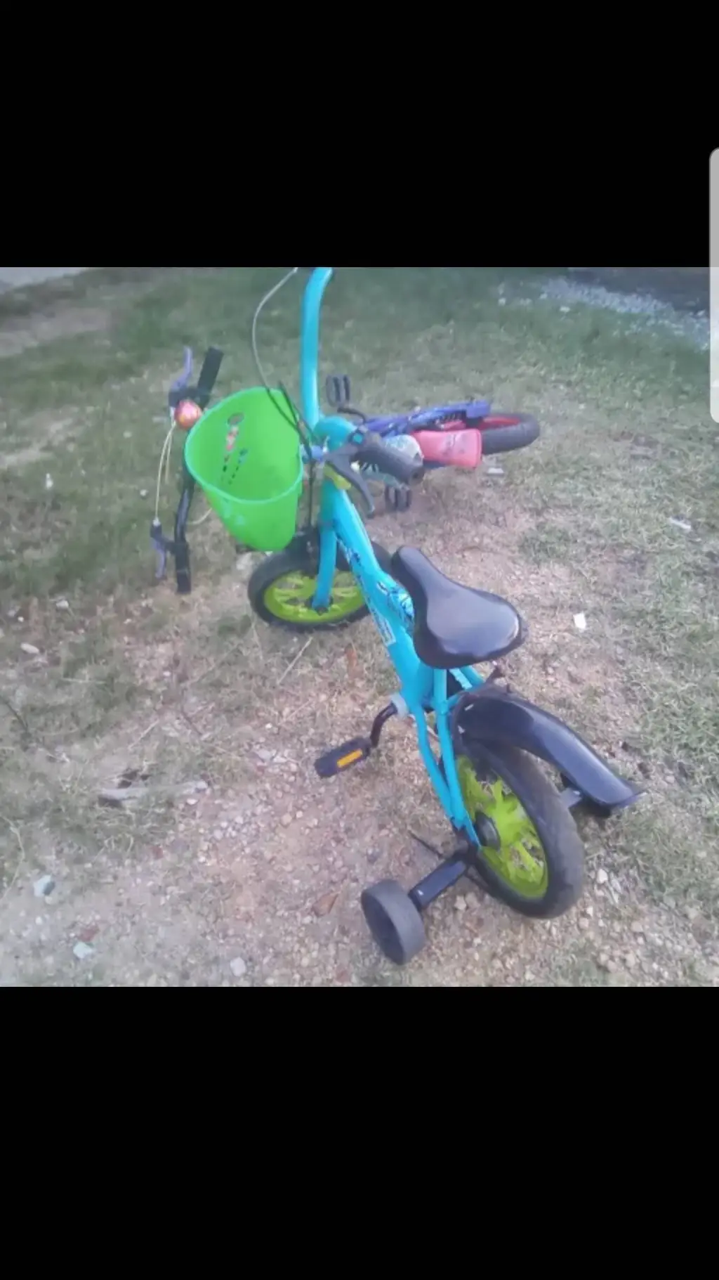 ai character: BESTIEEEEEEEEEEEEE background